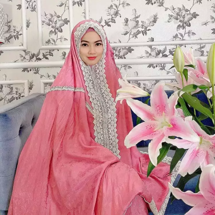 3 Potret Titi Kamal saat mengenakan jilbab, cantik dan anggun