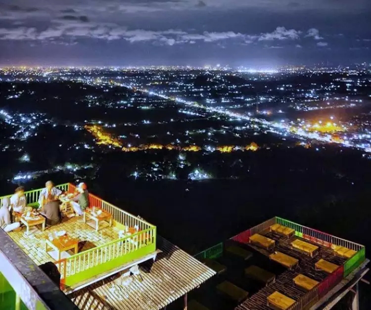 Menikmati keindahan lampu kota Yogyakarta dari Bukit Bintang