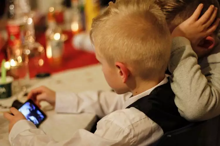 4 Cara mengalihkan perhatian anak agar tak kecanduan smartphone