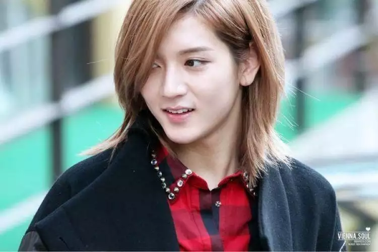 10 Idol K-Pop pria ini terlihat cantik dengan gaya rambut panjang