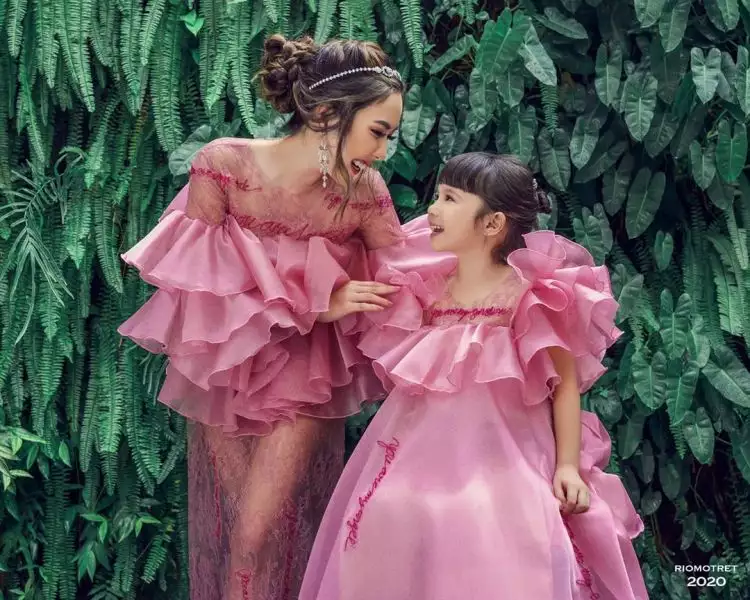 5 Photoshoot kembaran ala Gisella Anastasia dan Gempi, tampil cantik