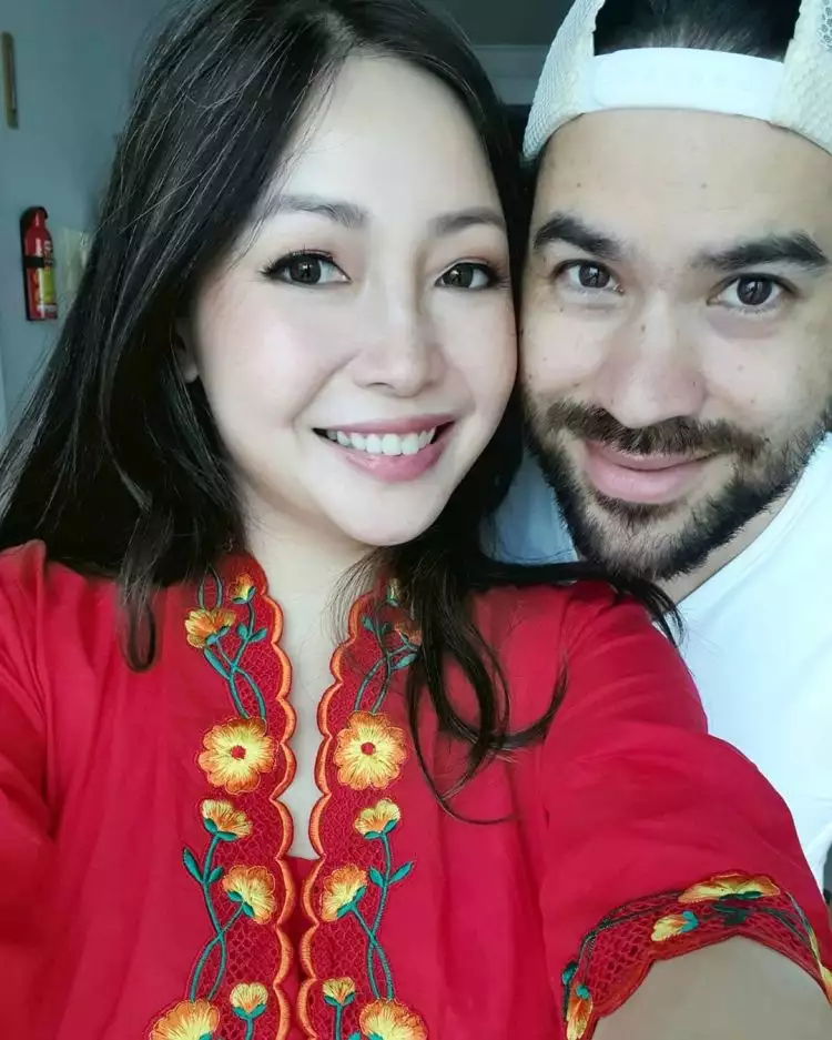 5 Potret romantis Chef Marinka dengan sang suami, mesra abis