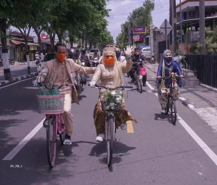 4 Pasang pengantin asal Yogyakarta ini menikah di atas sepeda onthel