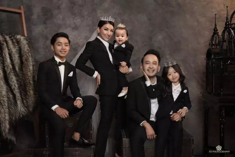 9 Photoshoot keluarga The Onsu dengan konsep black suite yang estetik