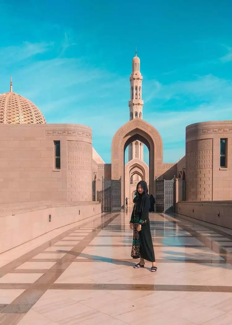 8 Potret Sultan Qaboos Grand Mosque, masjid mewah di Timur Tengah