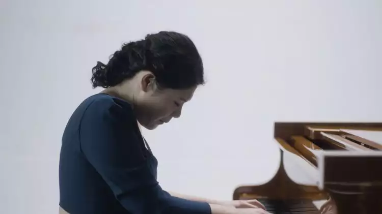Pianis Edith Widayani mengalunkan kisah cinta abadi Noah dan Allie