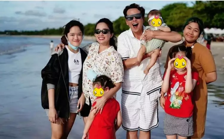 Ajak anak istri, ini 7 momen liburan keluarga Andhika Pratama di Bali