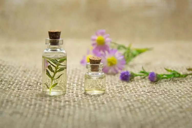 Sering dikira sama, ini 5 perbedaan essential oil dan fragrance oil