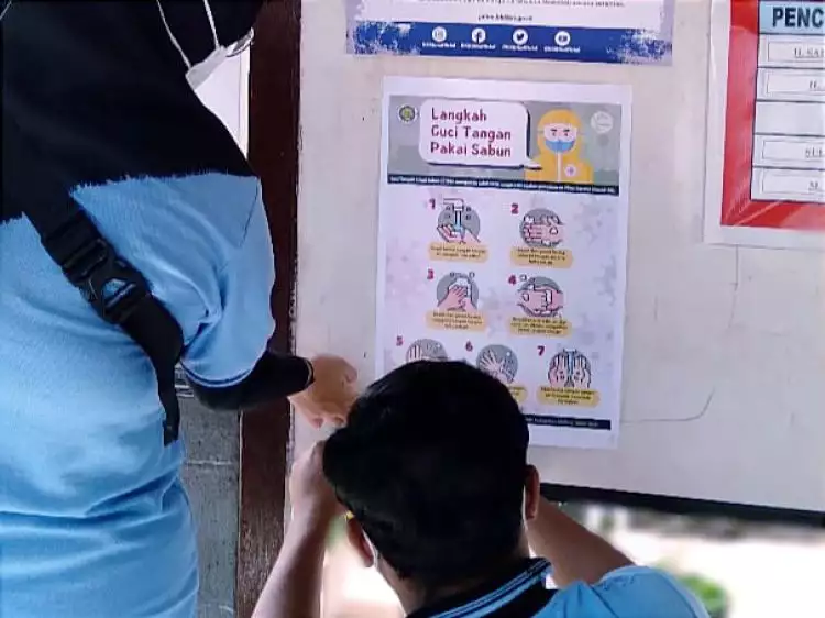 Mahasiswa KKN UM buat video dan poster cara mencuci tangan pakai sabun