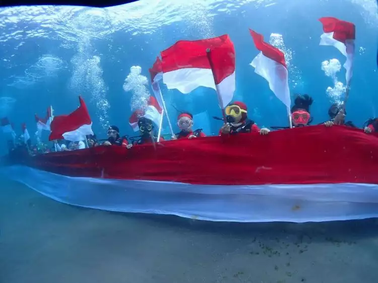42 Penyelam lakukan parade Merah Putih di Pantai Malalayang