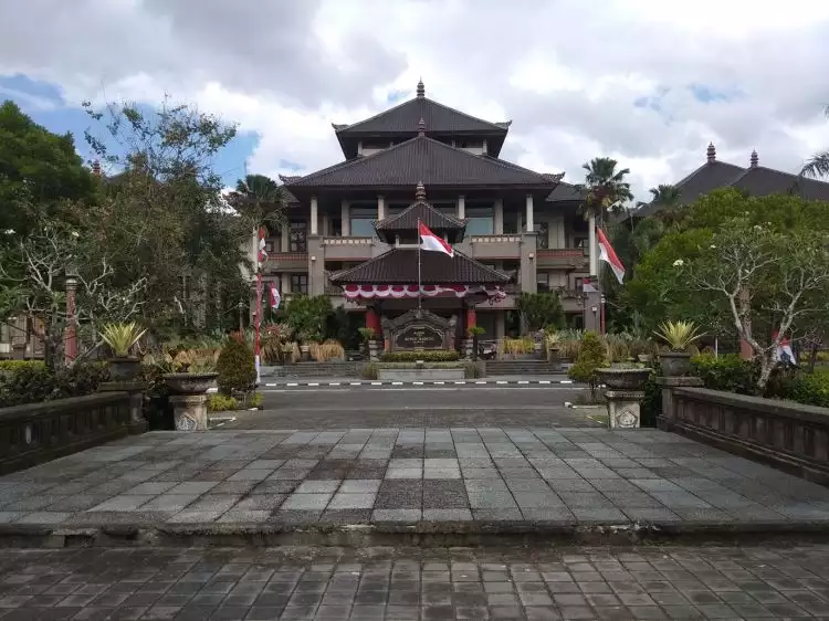 Mengitari kemegahan Pusat Pemerintahan Kabupaten Badung