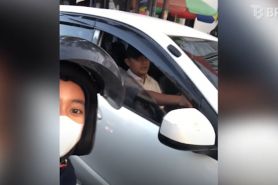aksi berani pemotor tegur pengendara mobil yang merokok di jalan