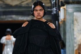 Aksi Shahnaz Indira debut model plus size di London Fashion Week