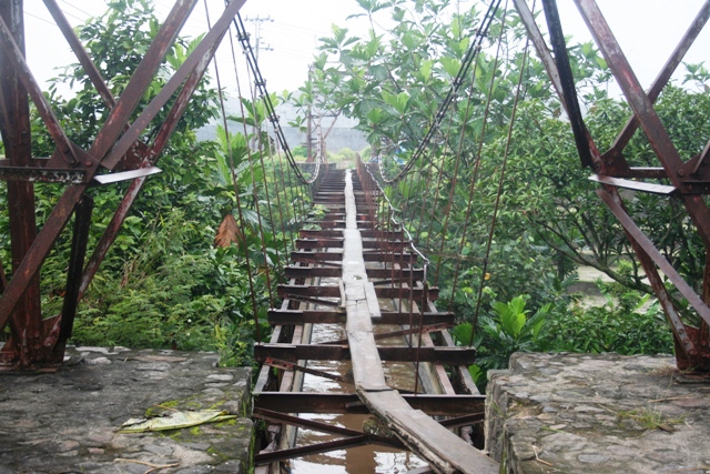 Semangat belajar, anak desa ini lintasi jembatan berbahaya ke sekolah