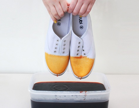 DIY: Bikin sepatu lamamu jadi keren dengan teknik ombre