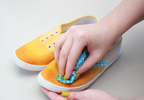 DIY: Bikin sepatu lamamu jadi keren dengan teknik ombre DIY: Bikin sepatu lamamu jadi keren dengan teknik ombre