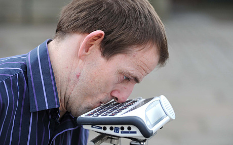 Pria yang mengalami kelumpuhan otak ini menulis buku dengan hidung Pria yang mengalami kelumpuhan otak ini menulis buku dengan hidung