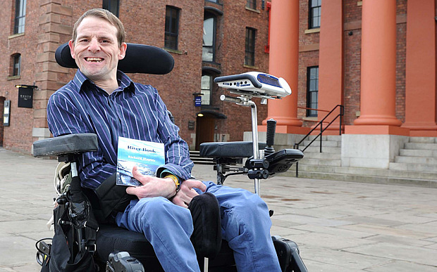 Pria yang mengalami kelumpuhan otak ini menulis buku dengan hidung