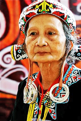 Unik, wanita suku Dayak merasa cantik dengan telinga panjang