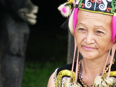 Unik wanita suku  Dayak merasa cantik dengan telinga panjang 