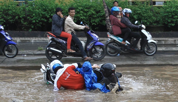 Pengendara motor, jangan lakukan hal ini ketika hujan!