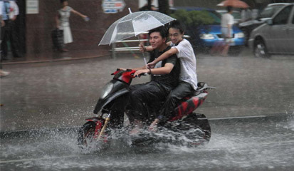 Pengendara motor, jangan lakukan hal ini ketika hujan!