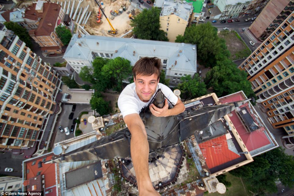 Ini 5 foto selfie di gedung pencakar langit yang bikin kamu merinding