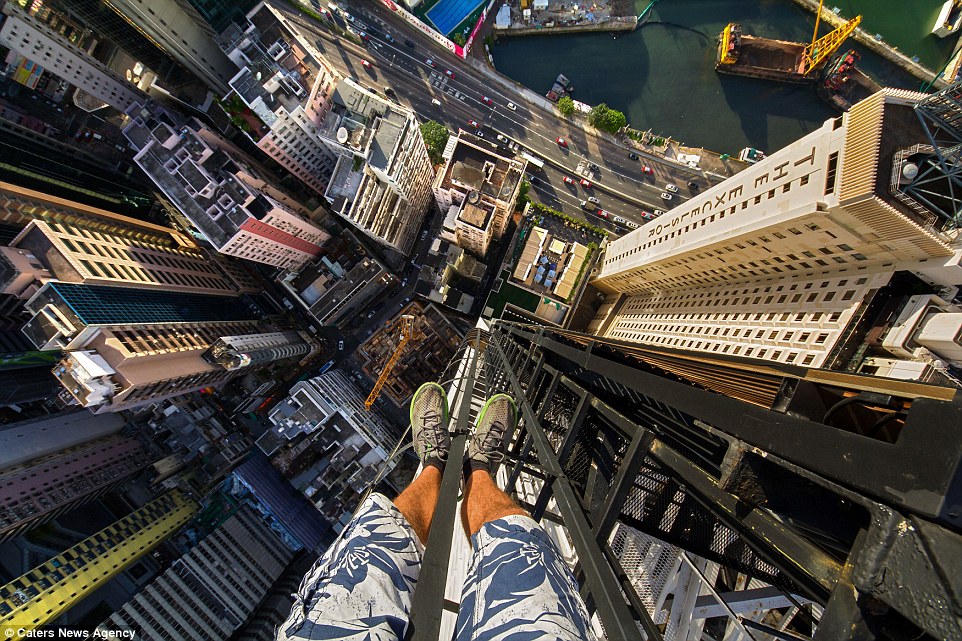 Ini 5 foto selfie di gedung pencakar langit yang bikin kamu merinding