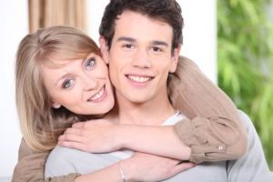 Yakin mau pacaran sama brondong? Pikir-pikir lagi deh