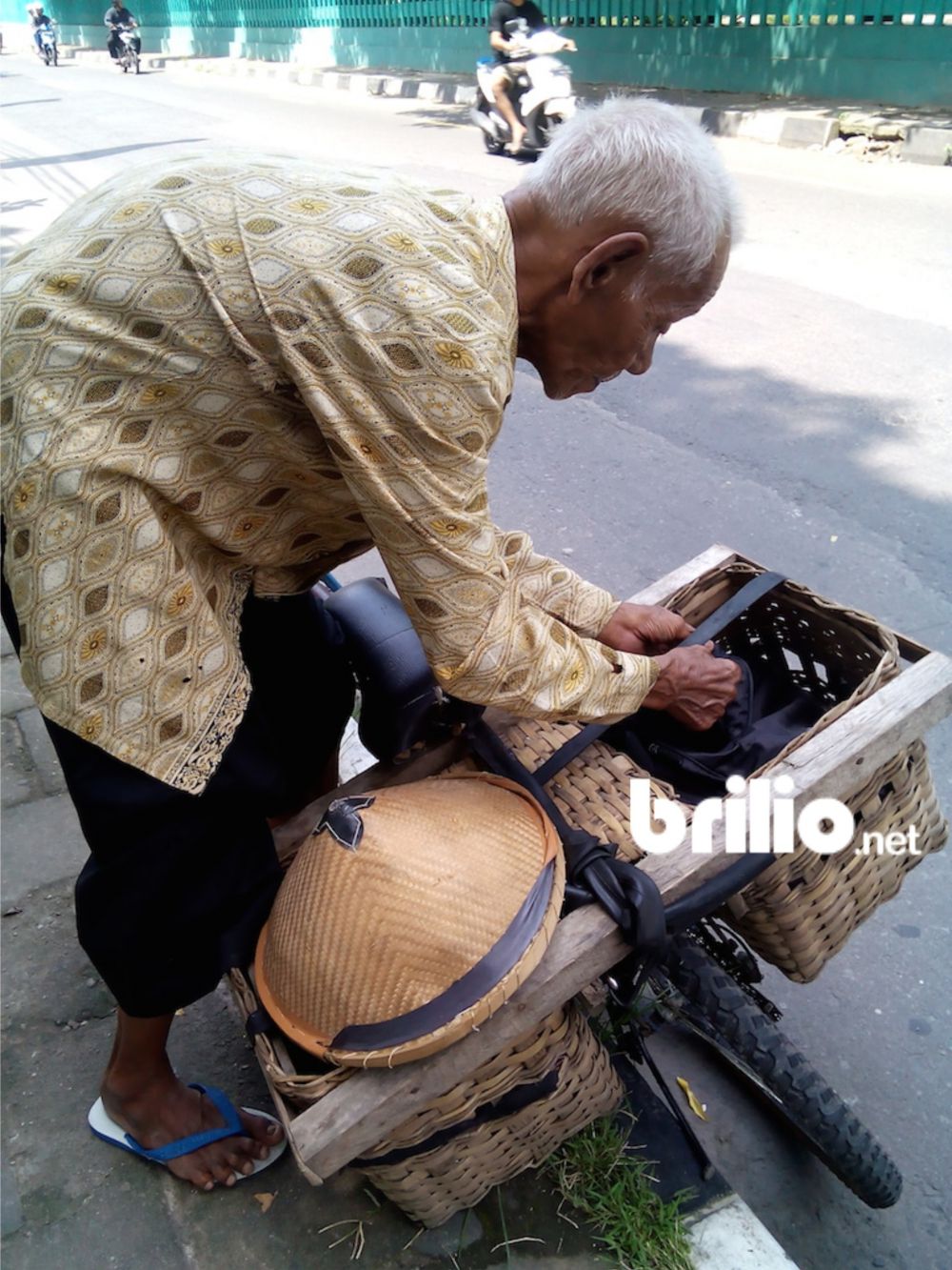 Tak kuat berjalan, Mbah To terpaksa istirahat di trotoar