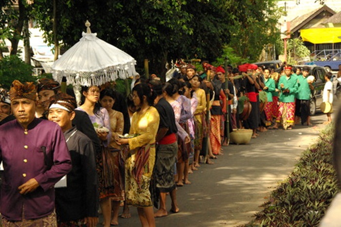4 Tradisi pernikahan unik Indonesia, kawin colong sampai kawin culik