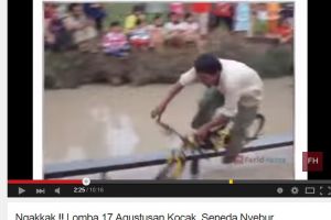 VIDEO: Menantangnya bersepeda di atas kolam