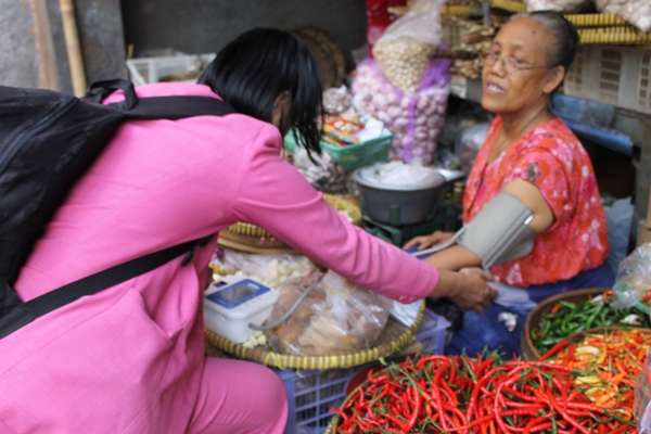 Perjuangan hidup Nanik jasa tensi pedagang pasar bertarif Rp 1.000