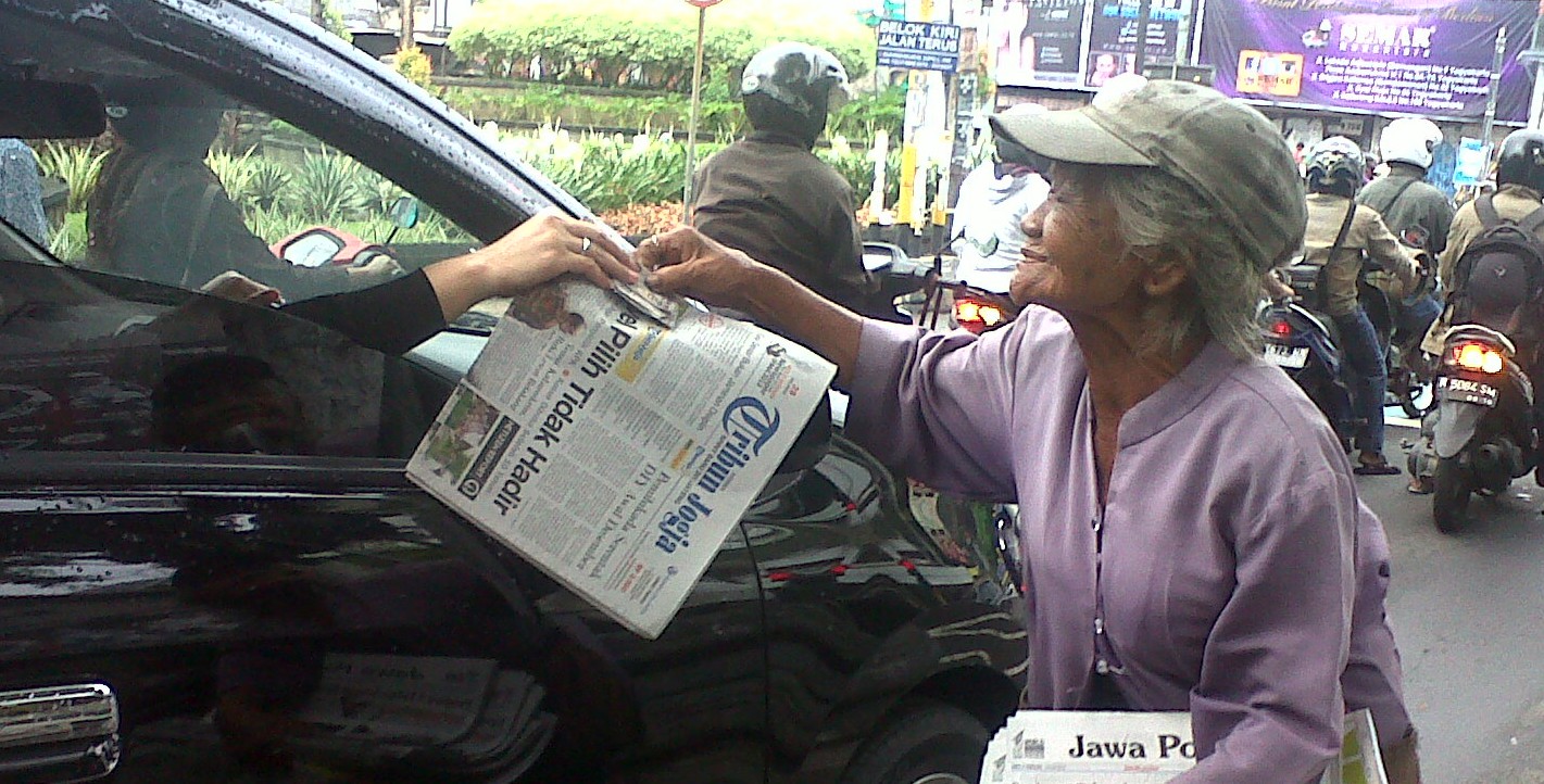 Mbah Majem, meski renta tetap mengais rezeki dengan berjualan koran