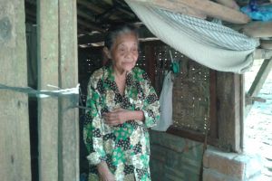 Kisah pilu Mbah Poniyah, hidup sebatang kara di gubuk bocor