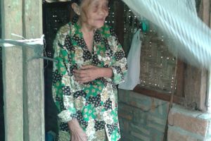 Meski sudah pikun, Mbah Poniyah tak pernah absen sholat