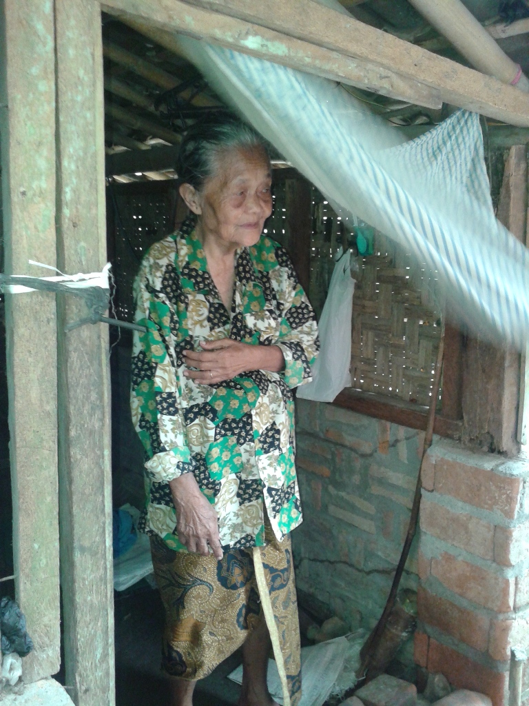 Meski sudah pikun, Mbah Poniyah tak pernah absen sholat