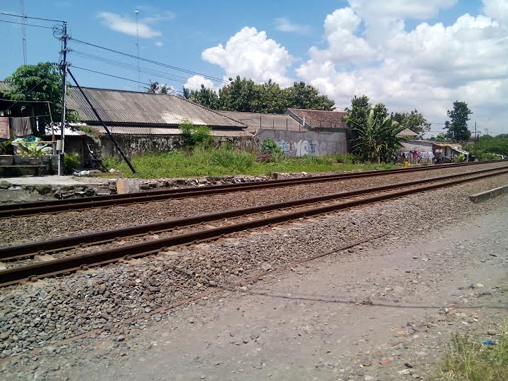 Suka duka penjaga rel kereta, jalan 8 km tiap hari demi kata 'aman'