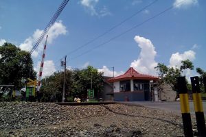 Suka duka penjaga rel kereta, jalan 8 km tiap hari demi kata 'aman'