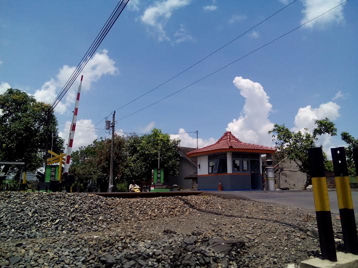 Suka duka penjaga rel kereta, jalan 8 km tiap hari demi kata 'aman'