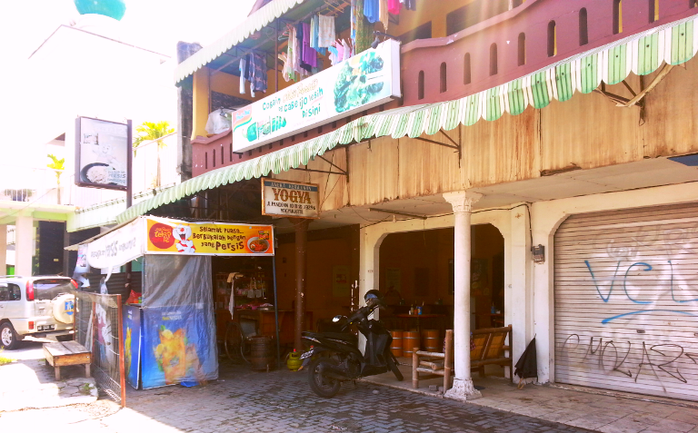 Makan mi instan sesuai bungkusnya, datang saja ke warung ini