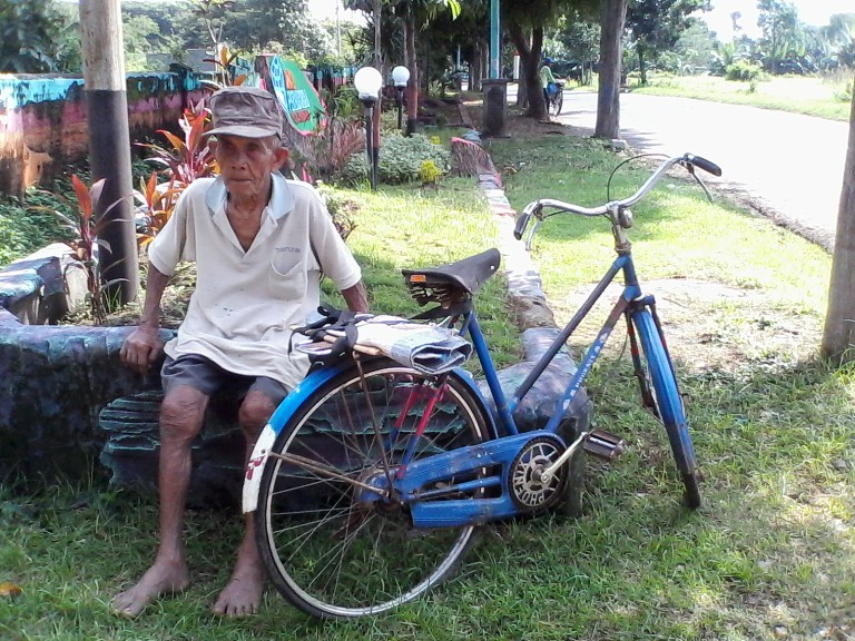 Kakek ini ngos-ngosan bersepeda 30 menit demi cari rumput di kuburan