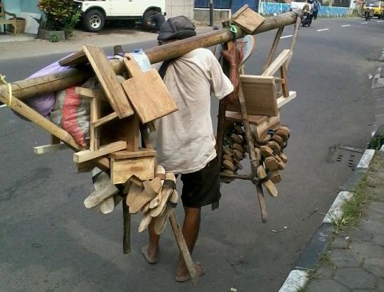 Pikul dagangan tanpa alas kaki, kakek ini taklukkan kerasnya hidup 