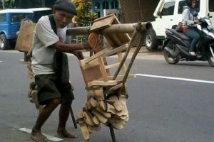 Pikul dagangan tanpa alas kaki, kakek ini taklukkan kerasnya hidup 