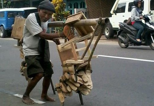 Pikul dagangan tanpa alas kaki, kakek ini taklukkan kerasnya hidup 