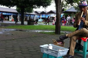 Berjas, berdasi, kakek Pur ngamen suling demi keluarga