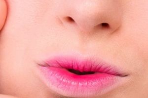 Nggak cuma rambut, bibir juga bisa dibuat ombre, loh! 