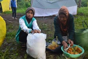 Nenek ini jalan 1,5 KM buat jual gorengan, tangannya tampak gemetaran