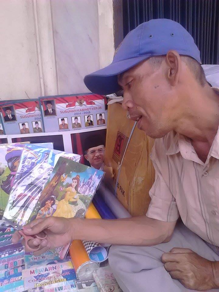 Bakti Udin ke ibu, 17 tahun jualan poster untuk penuhi keinginan ibu