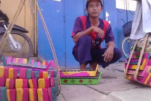 Pria ini tak lelah jalan kaki susuri Pulau Jawa jual gamelan mainan